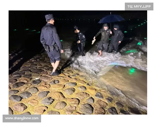 青岛大奖赛暴雨突袭 志愿者筑人墙守护颁奖仪式圆满举行 青岛大奖赛暴雨突袭 志愿者筑人墙守护颁奖仪式圆满举行